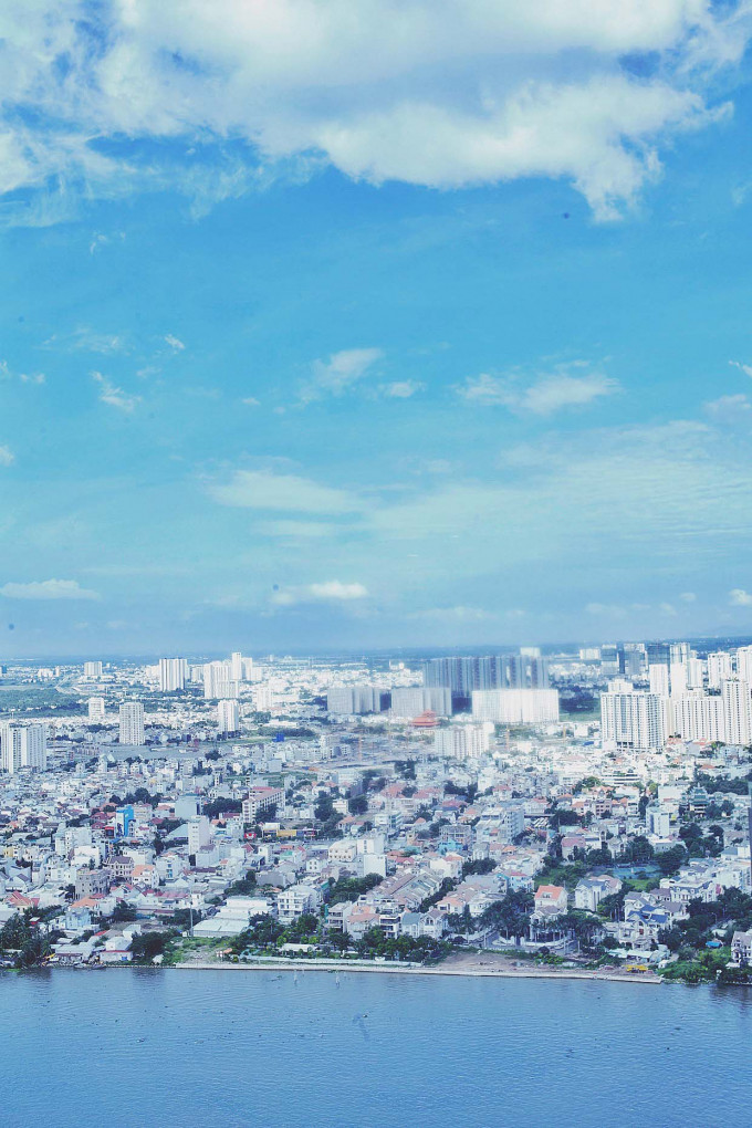 Căn hộ của Nathan Lee nằm trên lầu cao một trong những toà nhà đẹp nhất thuộc quần thể đô thị hiện đại ngay trung tâm TP HCM.