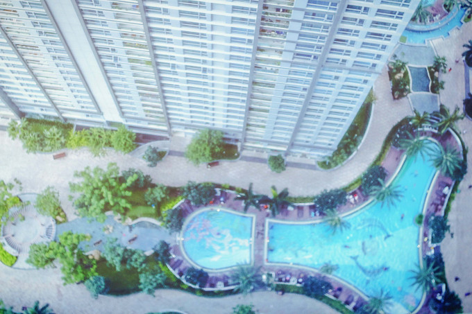 Căn hộ rộng 90m2, gồm 2 phòng tắm, 2 phòng ngủ, một phòng khách thoáng mát, với view nhìn ra sông Sài Gòn.