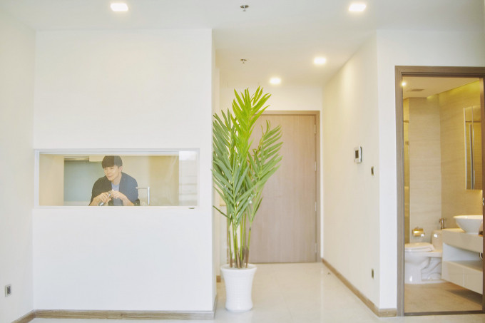 Ca sĩ Nathan Lee trang trí căn hộ theo phong cách đơn giản, tiện nghi.