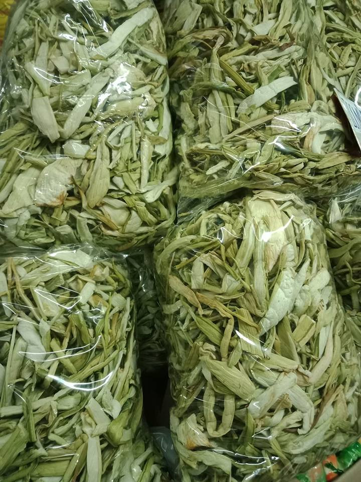 Mặc dù giá cao, nhưng theo một só tiểu thương thì dọc mùng sấy khô thường không có đủ để bán. Ảnh: Facebook.