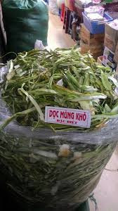 Để làm ra một 1 kg dọc mùng sấy khô phải mất tới 5 kg dọc mùng tươi. Ảnh: Facebook.