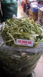 Để làm ra một 1 kg dọc mùng sấy khô phải mất tới 5 kg dọc mùng tươi. Ảnh: Facebook.