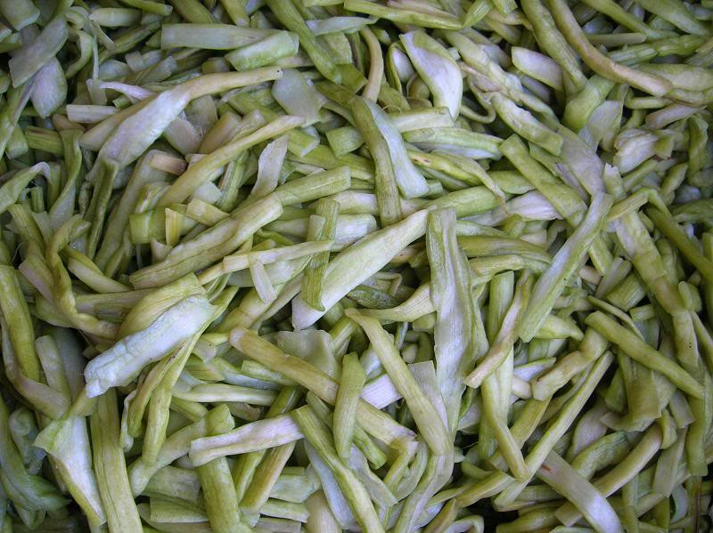 Cũng theo chị Hoa, trước đây dọc mùng ít người sử dụng vì hàng nhiều. Tuy nhiên, sau khi được nhiều đơn vị thu mua để xuất đi Nhật, Malaysia, Philippines thì dọc mùng sấy khô ngày càng có giá trị hơn. Ảnh: Internet.