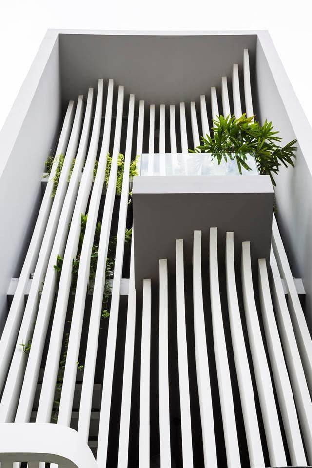 Cả hai loại vật liệu này bao phủ phía ngoài vừa giúp che nắng, tạo tính thẩm mỹ vừa thông gió cho ngôi nhà. Ảnh: Happynest.