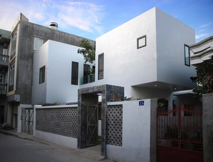 Ngoài ra, để xử lý mặt đứng hướng Tây mà vẫn đảm bảo yêu cầu riêng tư, nhiều kiến trúc sư chọn giải pháp mặt đứng toàn bộ là tường 2 lớp cách nhiệt. Ảnh: Homedit.