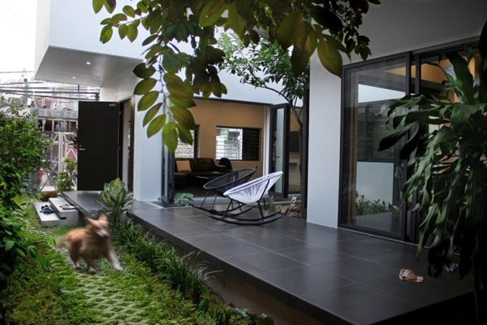 Hiên lớn từ tầng 2 nhô ra một khoảng lớn kết hợp với bóng mát cây xanh giải quyết yếu tố khí hậu bất lợi của ngôi nhà. Ảnh: Homedit.