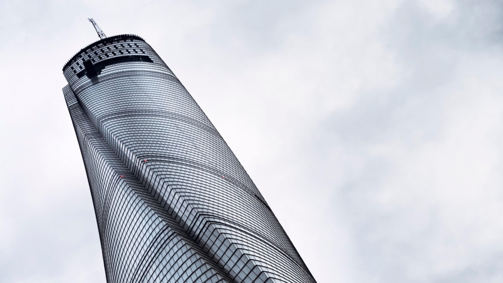 Tòa nhà tạo hình xoắn xoay quanh trục bao gồm văn phòng, khách sạn, cửa hàng và đài quan sát. Bên ngoài tòa nhà còn có "bức tường" với 20.000 tấm kính được đo bằng tia laser. Ảnh: South China Morning Post.