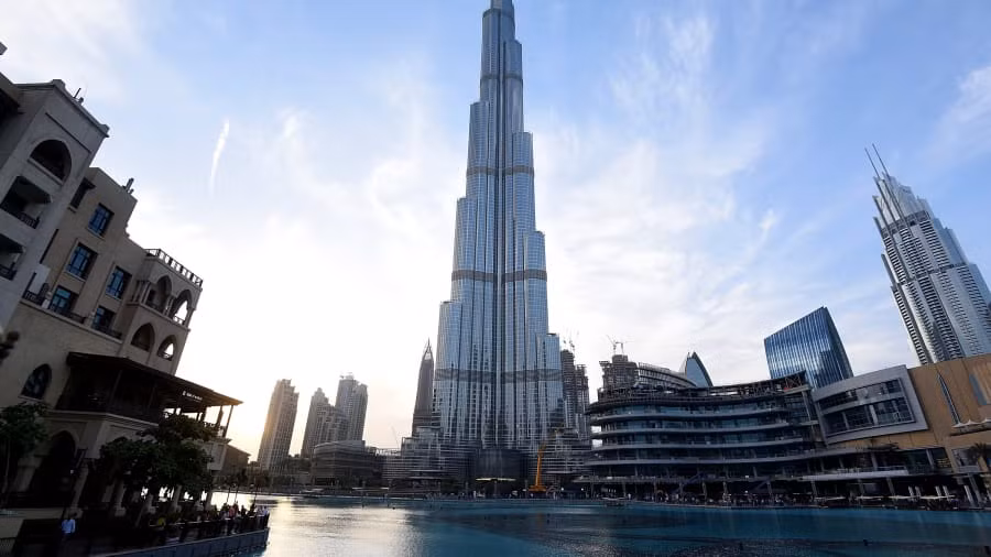 Với tổng chiều cao 829,8m, Burj Khalifa là tòa nhà chọc trời cao nhất thế giới được xây dựng từ cuối năm 2008. Ảnh: CNN.