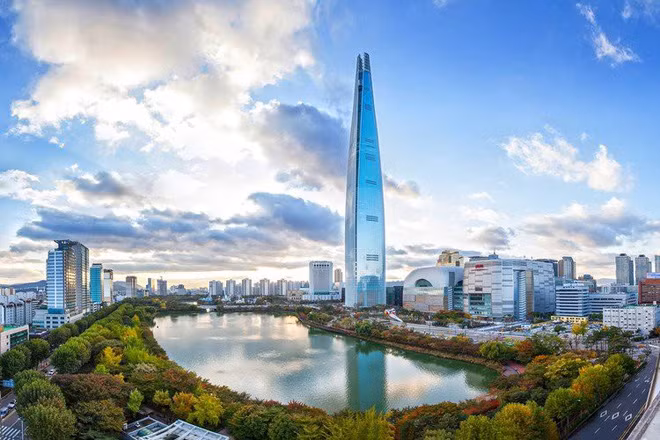 Tháp Lotte World (Hàn Quốc) cao 554,4 m với 123 tầng, có thiết kế hình nón thon nhẹ. Ảnh: ArchDaily.
