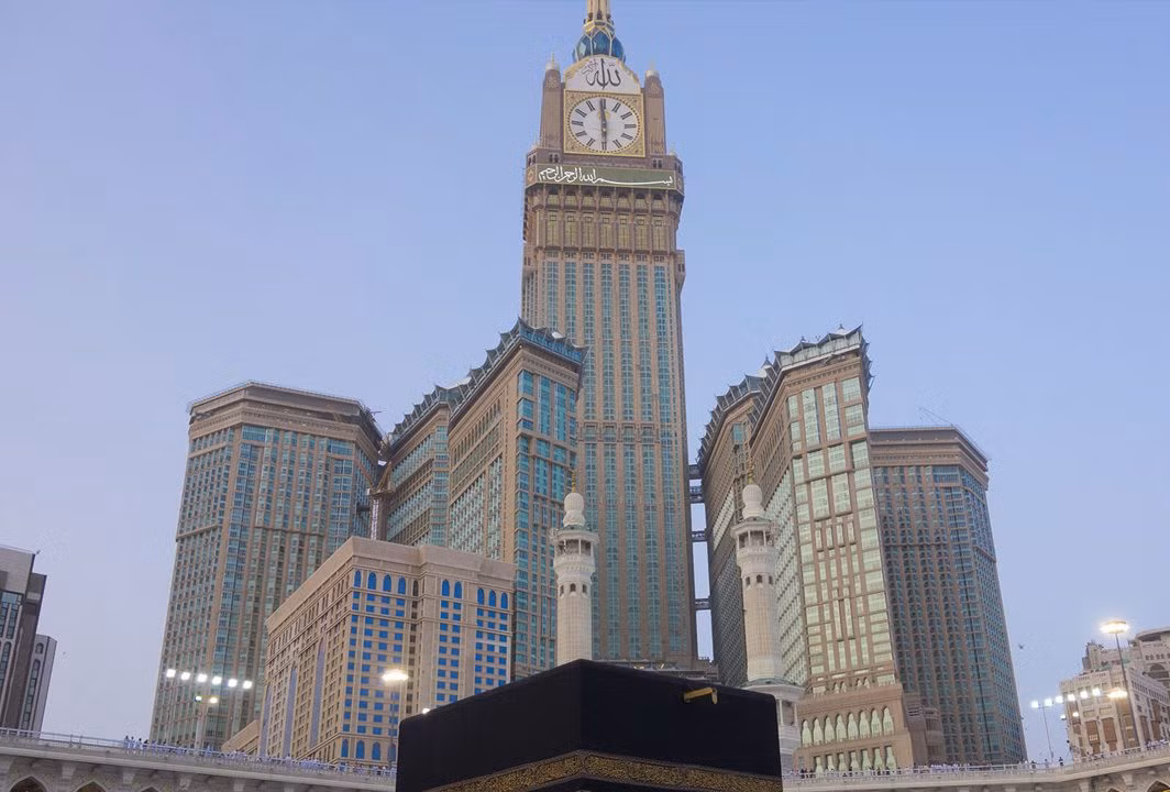Tháp Abraj Al-Bait, có tên gọi khác là Tháp đồng hồ Khách sạn hoàng gia Mecca, là một công trình phức hợp chọc trời nằm ở Mecca, Ả Rập Xê Út. Ảnh: Al Borj.