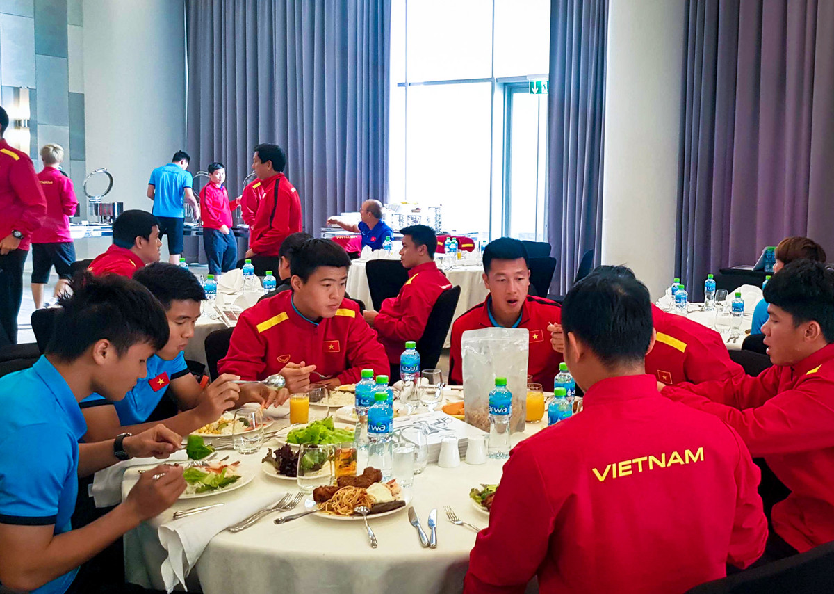 Nhà ăn khách sạn với nhiều món như hải sản, thịt gà, thịt bò, các loại rau quả địa phương, cơm..Ảnh: VFF.