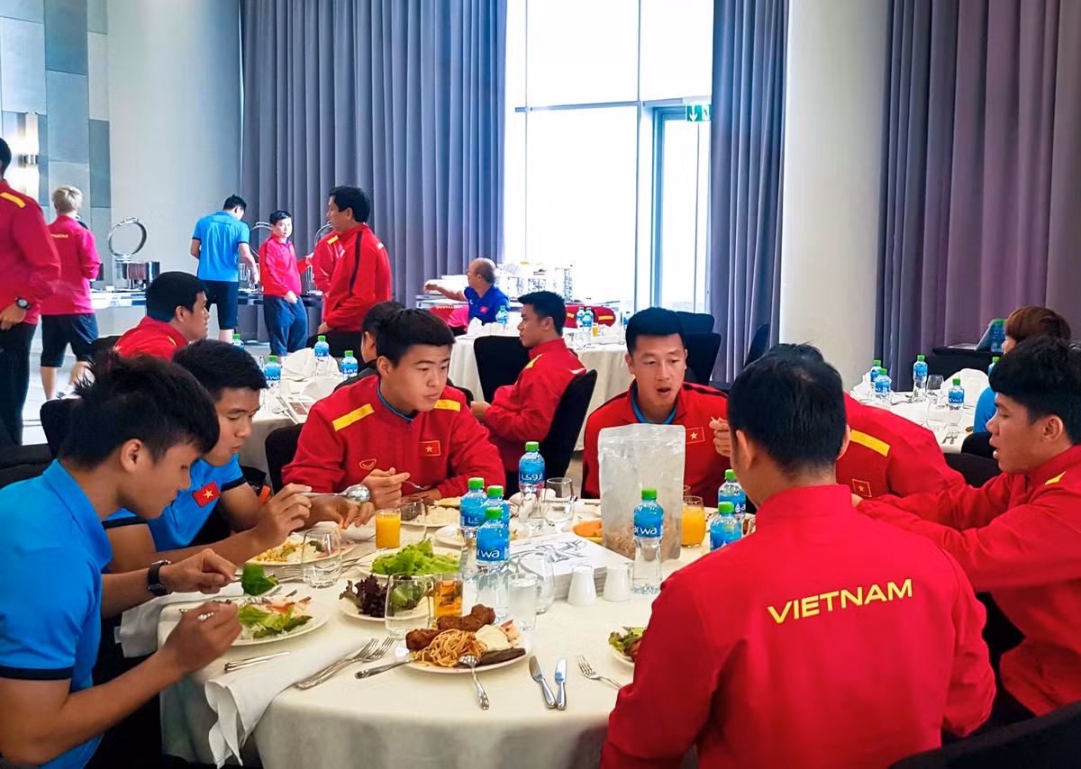 Nhà ăn khách sạn với nhiều món như hải sản, thịt gà, thịt bò, các loại rau quả địa phương, cơm..Ảnh: VFF.