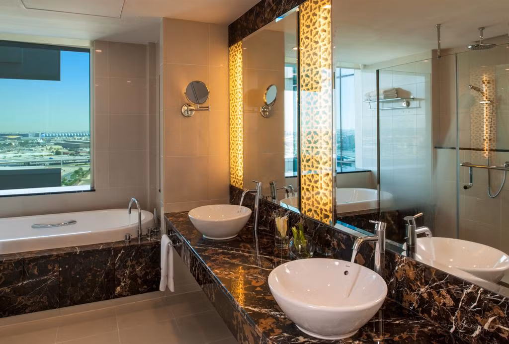 Từ phòng tắm, các cầu thủ đội tuyển Việt Nam có thể phóng tầm mắt ngắm nhìn đại lộ gần khách sạn. Ảnh: Booking.