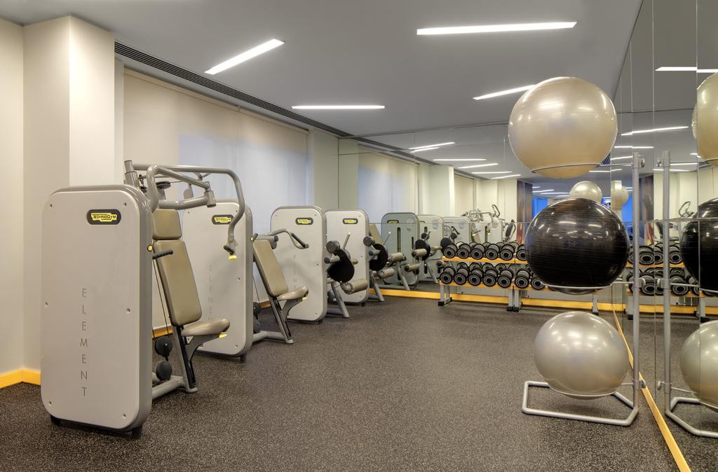Phòng tập gym cho các chàng trai rèn thể lực. Ảnh: Booking.