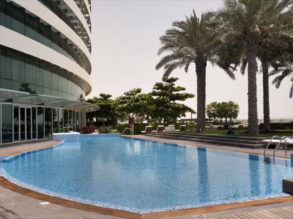 Bể bơi trong xanh bên ngoài khách sạn 5 sao. Ảnh: Booking.