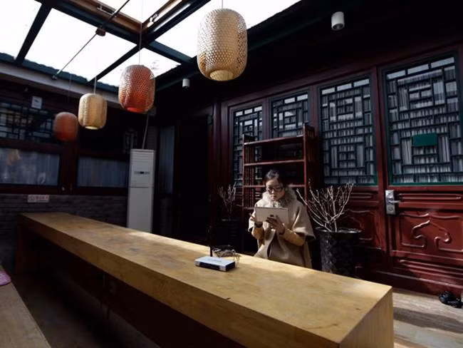 Zhuang Jing dùng thiết bị công nghệ để sử dụng nhằm đánh giá chất lượng wifi.