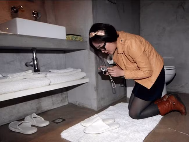 Sau khi kiểm tra bên ngoài, cô vào phòng tắm kiểm tra vòi hoa sen, hệ thống thoát nước, nhiệt độ của điều hòa.