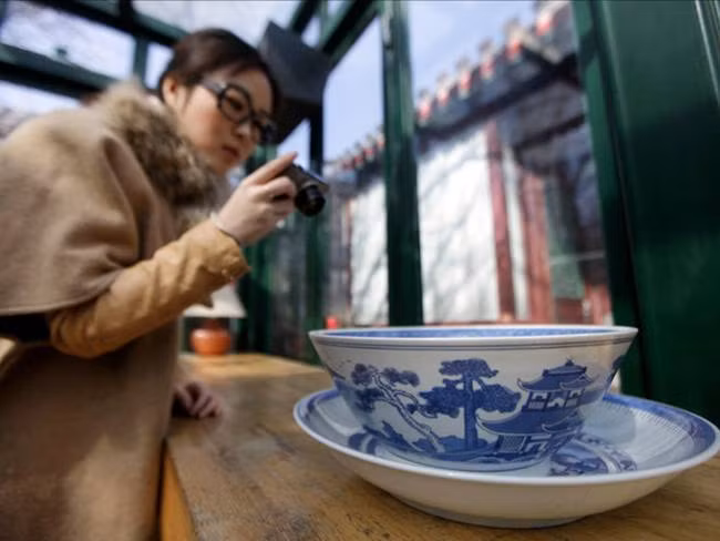 Cô đánh giá mọi thứ không chỉ ghi chép mà chụp ảnh và quay phim lại toàn bộ.