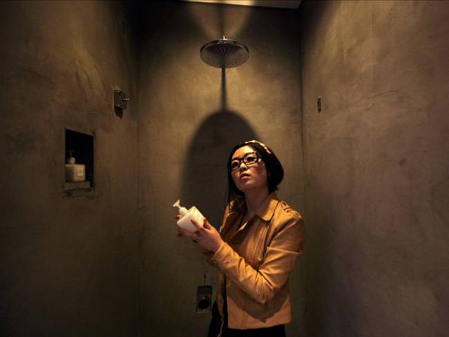 Các sản phẩm dầu gội, sữa tắm cũng được cô kiểm tra kỹ lưỡng.