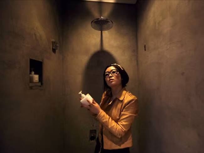 Các sản phẩm dầu gội, sữa tắm cũng được cô kiểm tra kỹ lưỡng.