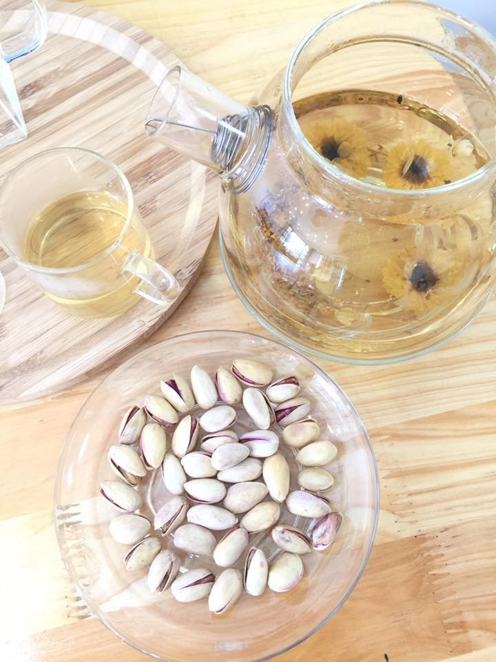 Không chỉ là món ăn vặt thú vị trong ngày Tết, hạt dẻ cười đỏ Singapore còn được lựa chọn bởi nó mang đến những lợi ích đối với sức khỏe. Ảnh: Facebook.