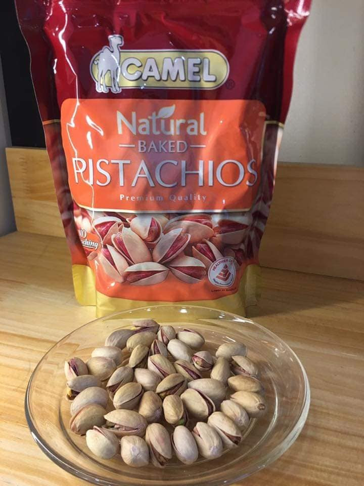 Theo một số người bán, thông qua quy trình sấy khô tại Singapore, hạt dẻ cười đỏ được nhập khẩu về Việt Nam. Ảnh: FB Tran Ha.