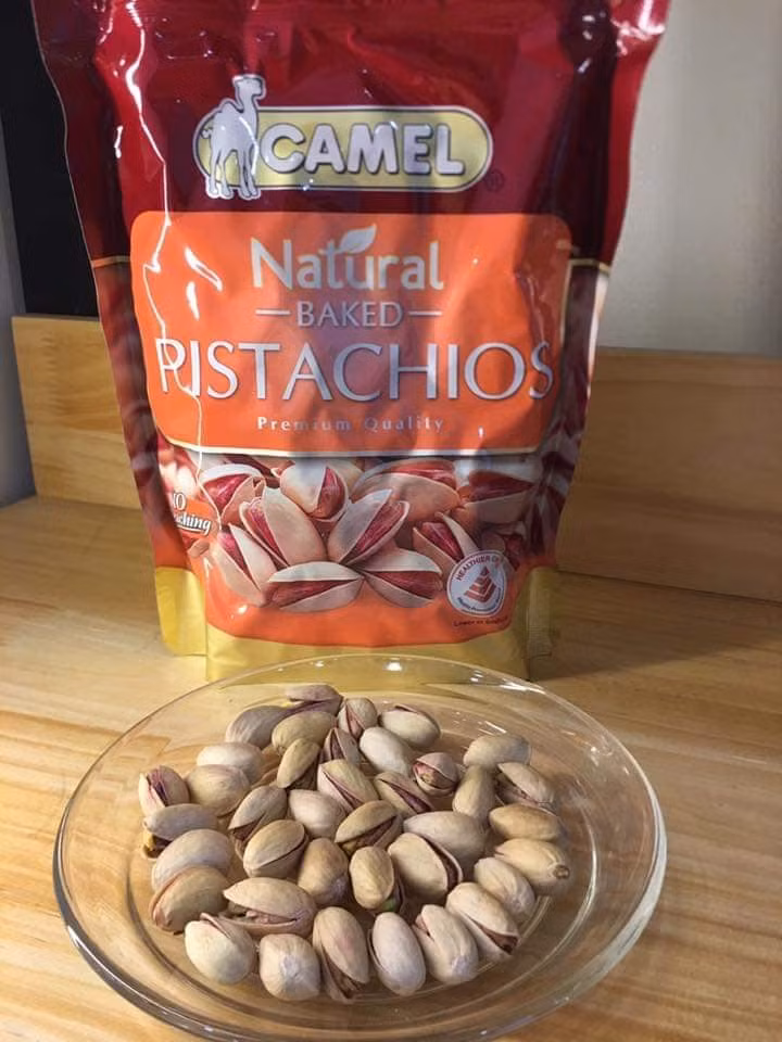 Theo một số người bán, thông qua quy trình sấy khô tại Singapore, hạt dẻ cười đỏ được nhập khẩu về Việt Nam. Ảnh: FB Tran Ha.