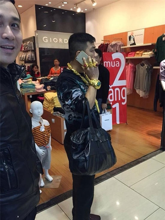 Năm 2015, một người đàn ông đeo chi chít vàng, từ cổ cho đến tay xuất hiện ở trung tâm thương mại Vincom Hà Nội khiến nhiều người tò mò. Ảnh: Vietnamnet.