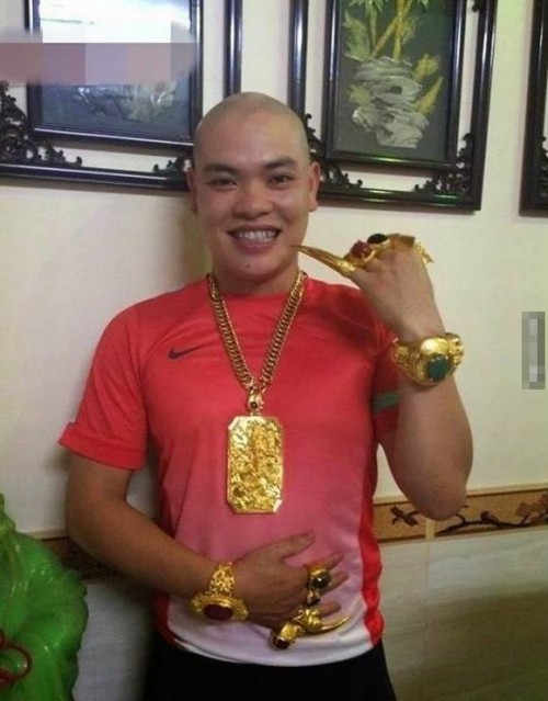 Bức ảnh một chàng trai đeo hàng kg vàng trên người từng được truyền tay nhau trên mạng xã hội với tốc độ chóng mặt. Ảnh: Công lý.