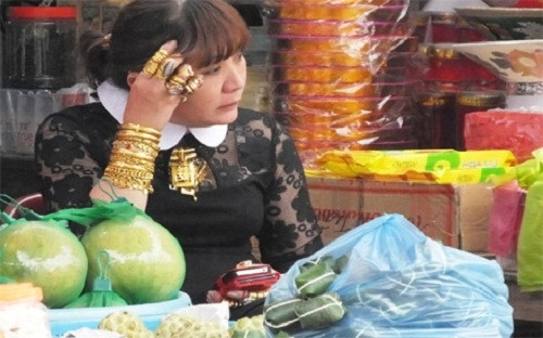 Vài năm trước, hình ảnh một nữ đại gia ở Thanh Hóa thích đeo vàng từng khiến cộng đồng mạng xôn xao. Ảnh: ĐSPL.