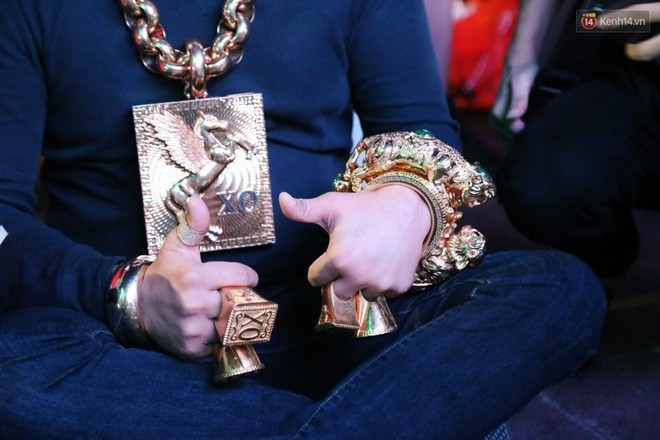 Anh Phúc không phải là người Việt Nam đeo vàng duy nhất gây choáng ngợp. Trước đây, cũng có nhiều hình ảnh về những người đeo trĩu vàng khiến dư luận xôn xao. Ảnh: Vietnamnet.