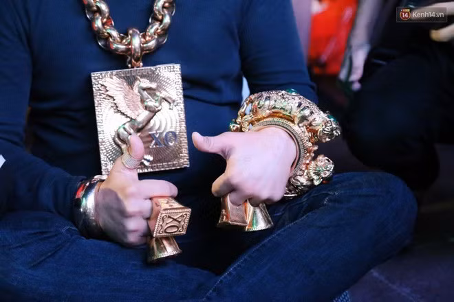 Anh Phúc không phải là người Việt Nam đeo vàng duy nhất gây choáng ngợp. Trước đây, cũng có nhiều hình ảnh về những người đeo trĩu vàng khiến dư luận xôn xao. Ảnh: Vietnamnet.