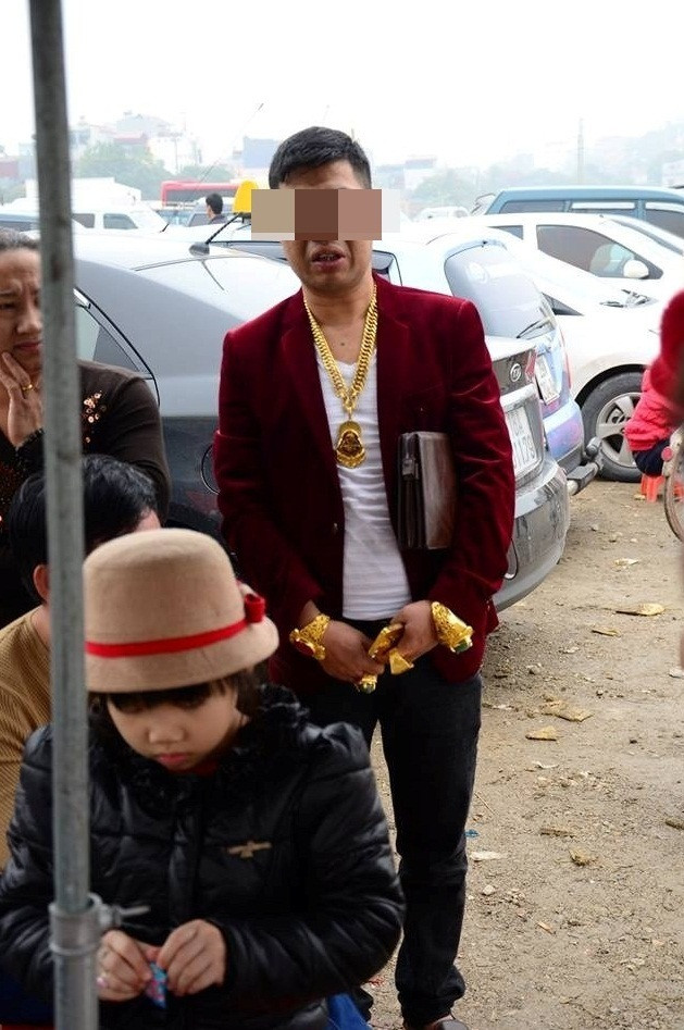 Cách đó không lâu, trên mạng xuất hiện hình ảnh người đàn ông đeo vòng vàng trên cổ, trên tay đến dự một đám cưới khiến người xung quanh lóa mắt. Ảnh: Vietnamnet.