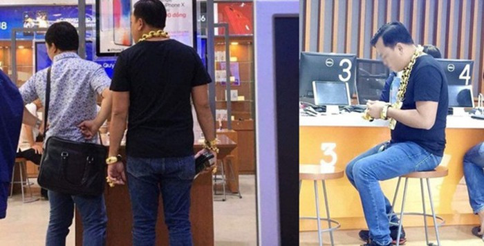 Trước đó, vị đại gia thích đeo vàng này từng gây xôn xao bởi đeo vàng nặng trĩu cổ và tay, đi mua điện thoại. Khi đó, vị đại gia đeo chừng 8kg vàng trên người. Ảnh: GiadinhVN.