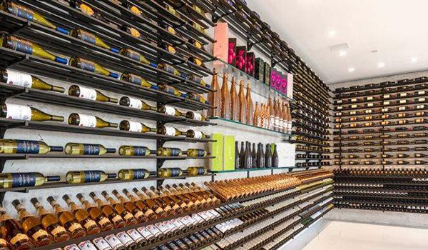 Hầm rượu lớn được xếp kín từ sàn tới trần.