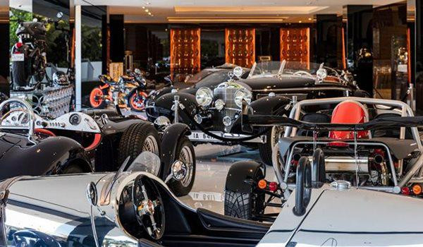 Phòng trưng bày xe hơi và xe máy ở tầng dưới.