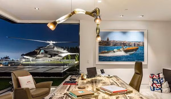 Văn phòng ở tầng trên với hướng nhìn ra phía sân bay.