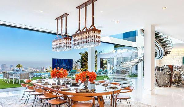 Biệt thự rộng 2530m2, có 12 phòng ngủ, 21 phòng tắm, 5 quán bar và 3 nhà bếp.