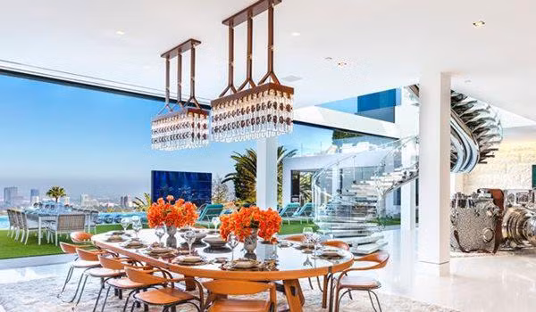 Biệt thự rộng 2530m2, có 12 phòng ngủ, 21 phòng tắm, 5 quán bar và 3 nhà bếp.