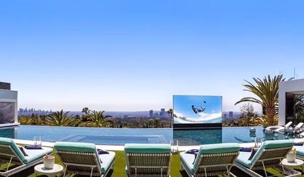 Đầu tháng 1 năm nay, dinh thự này đã giảm giá còn 150 triệu USD nhưng vẫn chưa có khách hỏi mua.