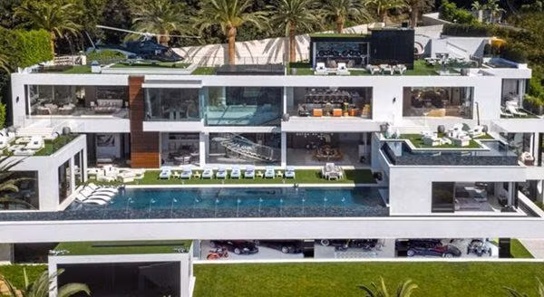 Năm 2017, khu biệt thự sang trọng này từng là ngôi nhà đắt nhất trên thị trường Mỹ khi được niêm yết giá 250 triệu USD.