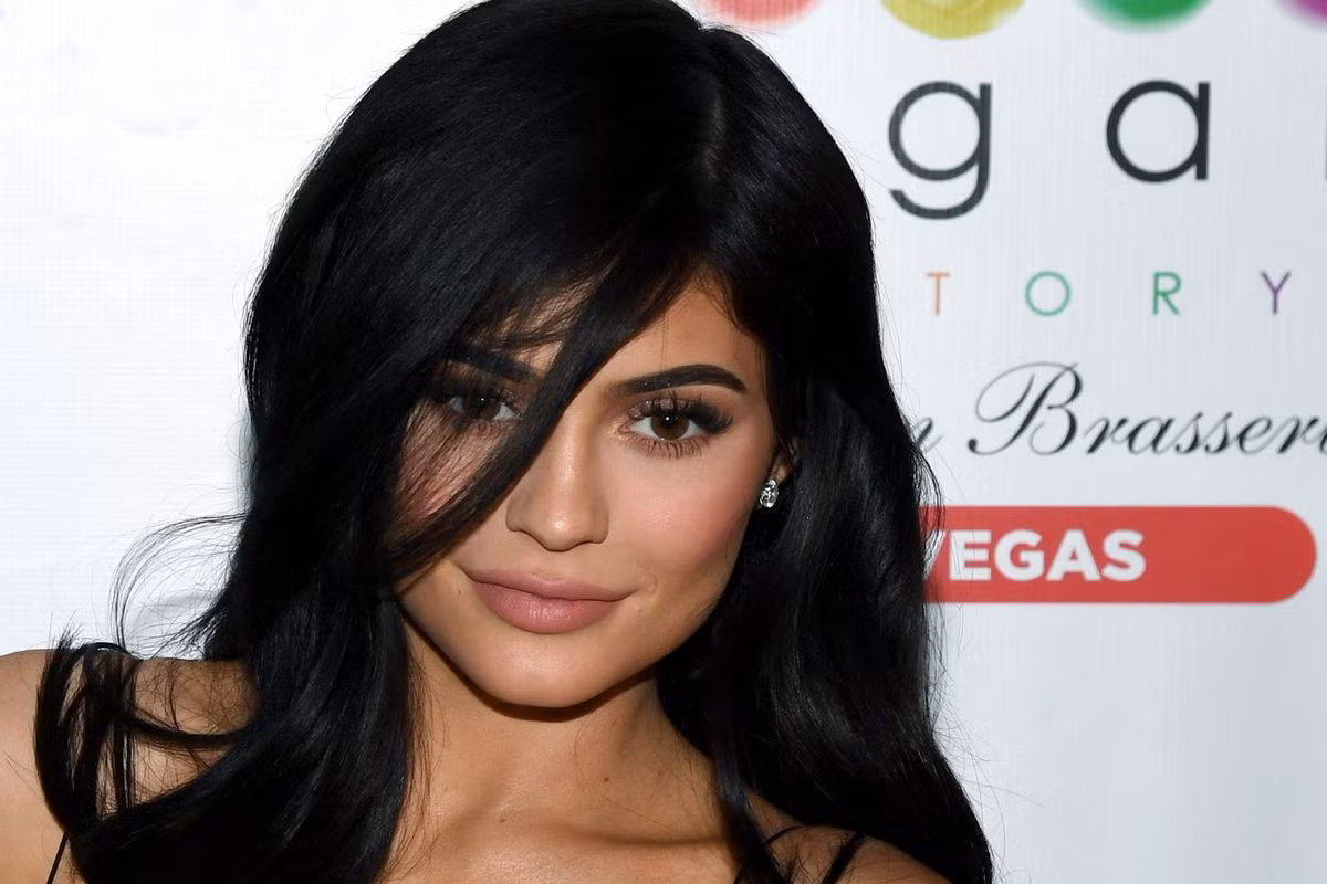  Người mẫu Kylie Jenner thành lập Kylie Cosmetics năm 2015. Đến năm 2018, thương hiệu mỹ phẩm Kylie Cosmetics được định giá khoảng 900 triệu USD. Ảnh: Vox.