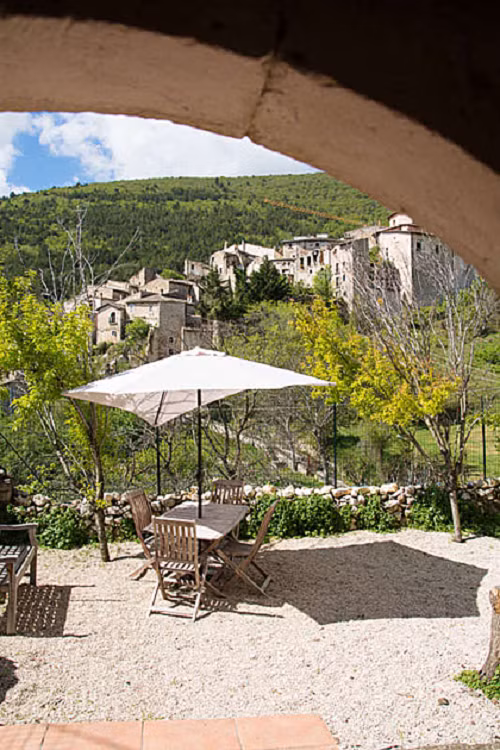 Không gian trước hiên nhà.