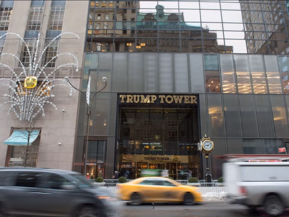 Căn penthouse được biết đến với phong cách sang trọng, rộng rộng 3.066 m2. căn hộ nằm trên Đại lộ số 5 của Thành phố New York và có thể nhìn ra Công viên Trung tâm.