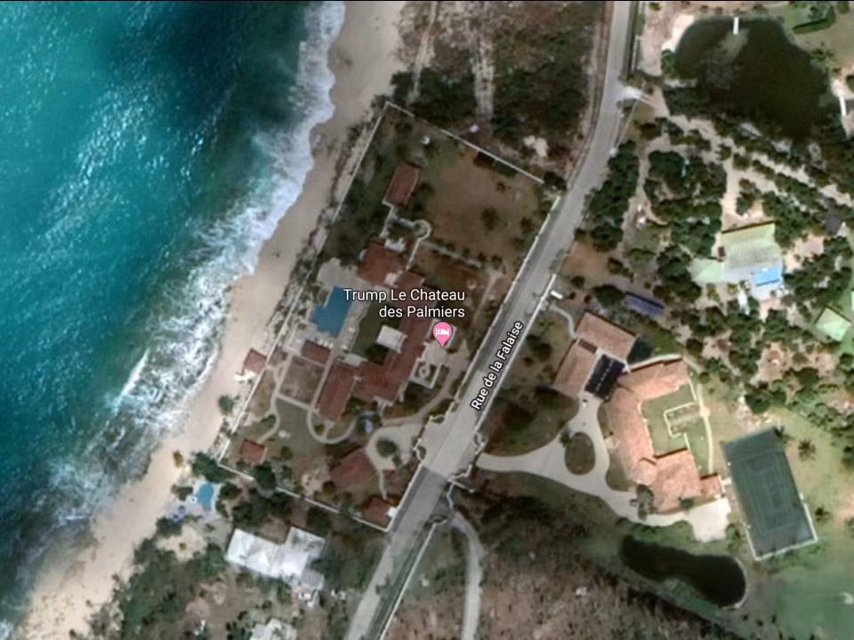 Ngoài Mỹ, Tổng thống Trump còn sở hữu bất động sản ở Le Château des Palmiers, Tây Ấn. Theo Forbes, ông đã mua nó vào năm 2013 từ một người bạn là doanh nhân. Nó gồm 9 phòng ngủ, 12 phòng tắm, một hồ bơi nước nóng, khu fitness, sân tennis và quán bar ngoài trời.