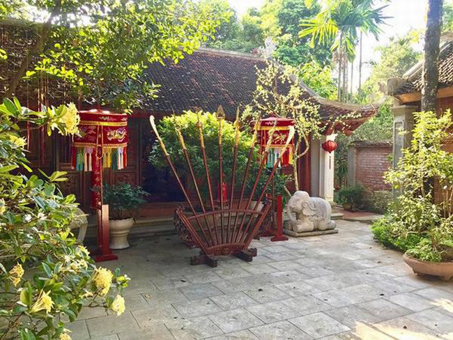 Mỗi dịp Tết đến, nghệ sĩ hài Vượng Râu lại trang hoàng cho khu nhà thờ thêm "tấm áo mới". Ảnh: Dân Việt.