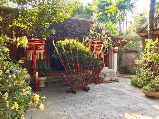 Mỗi dịp Tết đến, nghệ sĩ hài Vượng Râu lại trang hoàng cho khu nhà thờ thêm "tấm áo mới". Ảnh: Dân Việt.