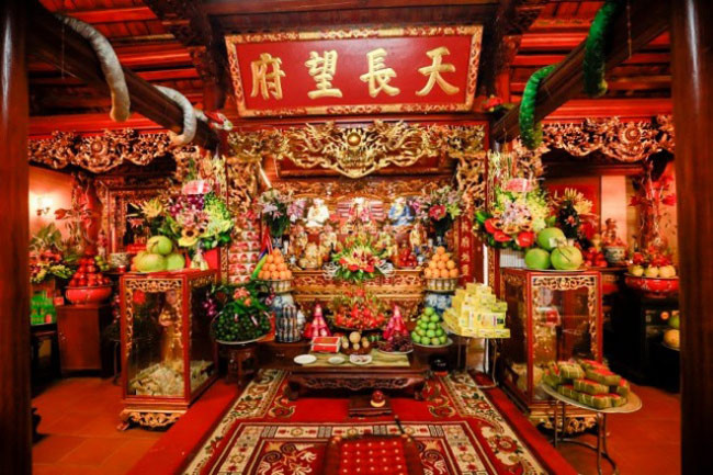 Khu thờ sơn son thếp vàng - nơi chính điện của Thiên Trường Vọng Phủ. Ảnh: Dân Việt.