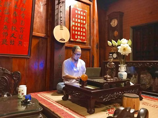 Là một trong những diễn viên hài gắn bó với sân khấu hài miền Bắc từ khá lâu nên không có gì khó hiểu khi nghệ sĩ Vượng Râu sở hữu một khối tài sản đáng mơ ước. Ảnh: Dân Việt.