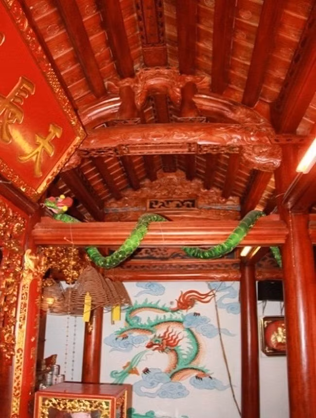 Hình ảnh thanh xà, bạch xà trong khu phủ thờ của Vượng Râu. Ảnh: Ngoisao.vn.